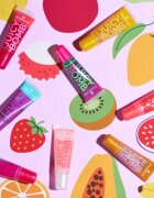 essence Dulce De Leche Bomb lesk na rty odstín 01 Cream Come True 10 ml