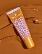 essence Dulce De Leche Bomb lesk na rty odstín 01 Cream Come True 10 ml