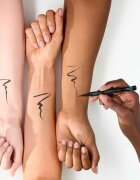 essence Eyeliner Pen precizní voděodolná linka pro dlouhotrvající efekt 1.2 ml