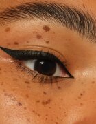 essence Eyeliner Pen precizní voděodolná linka pro dlouhotrvající efekt 1.2 ml