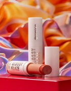 essence Glossy Glaze rtěnka s vysokým leskem odstín 02 On Cloud Nude 1.9 g