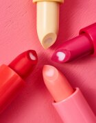 essence HEART CORE balzám na rty odstín 01 Cherry 3 g
