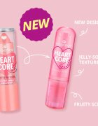 essence HEART CORE tónovací balzám na rty s leskem odstín 01 Cha-Cha Cherry 3 g
