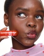 essence HEART CORE tónovací balzám na rty s leskem odstín 01 Cha-Cha Cherry 3 g