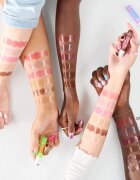 essence Juicy Bomb balzám na rty odstín 06 Wake Me Up Before You Coco 2 g