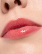 essence Juicy Bomb lesk na rty se zvětšujícím efektem odstín 05 Soft Apricot 2.6 ml