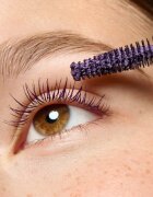 essence Lash PRINCESS řasenka pro efekt umělých řas odstín Purple 12 ml