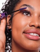essence Lash PRINCESS řasenka pro efekt umělých řas odstín Purple 12 ml