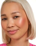 essence Radiant Light paletka rozjasňovačů a tvářenek odstín Glow Icon 11 g
