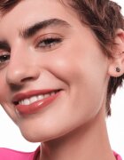 essence satin GLOW krémová rtěnka se saténovým finišem odstín 01 Whole Latte Love 3.5 g