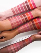 essence satin GLOW krémová rtěnka se saténovým finišem odstín 07 Coral It A Day 3.5 g