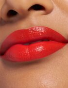 essence satin GLOW krémová rtěnka se saténovým finišem odstín 07 Coral It A Day 3.5 g