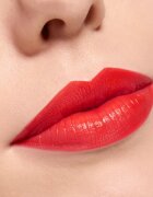 essence satin GLOW krémová rtěnka se saténovým finišem odstín 07 Coral It A Day 3.5 g