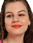 essence satin GLOW krémová rtěnka se saténovým finišem odstín 07 Coral It A Day 3.5 g