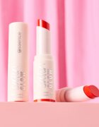 essence satin GLOW krémová rtěnka se saténovým finišem odstín 07 Coral It A Day 3.5 g
