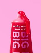 essence Say It With Juicy Big Hug lesk na rty odstín 01 Poppin' Pomegranate 30 ml