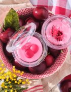 essence SO CHERRY happy balzám na rty odstín 01 Cheeky Cherry 6.4 g