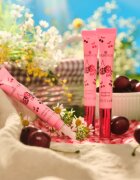 essence SO CHERRY happy lesk na rty s peptidy odstín 02 Cherry Cherry Baby! 10 ml