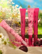 essence SO CHERRY happy lesk na rty s peptidy odstín 02 Cherry Cherry Baby! 10 ml
