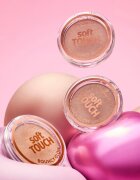 essence Soft Touch krémový rozjasňovač s pudrovým efektem odstín 10 soft gaze 4 g