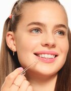 essence WHAT THE FAKE! transparentní lesk na rty odstín Oh So Glassy! 4.2 ml