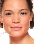 essence WHAT THE FAKE! transparentní lesk na rty odstín Oh So Glassy! 4.2 ml