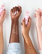 essence WONDER FULL tónovací podkladová báze pod make-up 5 v 1 odstín 10 Light Medium 30 ml
