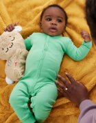 Fisher-Price Soothe & Settle Bunny plyšová hračka s melodií 1 ks