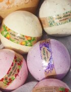 Folk & Flora Blackcurrant koupelová bomba s osvěžujícím účinkem 130 g