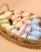 Folk & Flora Blackcurrant koupelová bomba s osvěžujícím účinkem 130 g