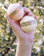 Folk & Flora Citrus koupelová bomba s osvěžujícím účinkem 130 g