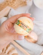 Folk & Flora Citrus koupelová bomba s osvěžujícím účinkem 130 g