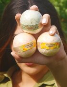 Folk & Flora Eucalyptus koupelová bomba se zklidňujícím účinkem 130 g