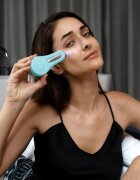 FOREO BEAR™ 2 eyes & lips mikroproudový tonizační přístroj na oční okolí a rty Arctic Blue 1 ks