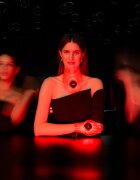 FOREO FAQ™ 211 LED maska na krk a dekolt proti stárnutí pokožky 1 ks