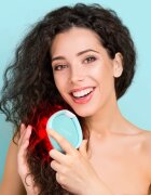 FOREO FLIP™ Play Advanced 3-in-1 hřeben na vlasy s LED podsvícením Ice Ice Baby 1 ks