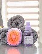 FOREO FLIP™ plus LED Detangling Hairbrush kartáč na vlasy s LED podsvícením 1 ks