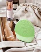 FOREO LUNA™4 masážní přístroj na čištění a zpevnění obličeje smíšená pleť