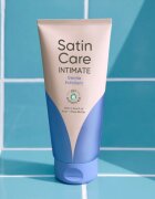 Gillette Satin Care Intimate jemný peeling pro úpravu linie bikin 177 ml