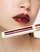 Gucci Beauty Glow Oil-In-Water Tint Liquid Lipstick lesklá hydratační tekutá rtěnka odstín 129 Paula Maple 6.5 ml