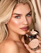 ICONIC London Lit & Luminous kompaktní pudrový rozjasňovač odstín Universal 16 g