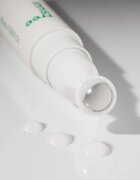 innisfree Green Tea Caffeine Bright-Eye Serum chladivý oční roll-on proti otokům a tmavým kruhům 10 ml
