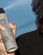 KMS Hair Stay Anti-Humidity Seal sprej na vlasy pro přirozenou fixaci a lesk vlasů 150 ml