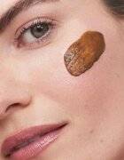 Kora Organics Turmeric Brightening & Exfoliating Scrub + Mask peeling a maska 100 ml