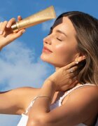 Kora Organics Turmeric Brightening & Exfoliating Scrub + Mask peeling a maska 100 ml