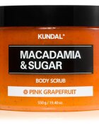 KUNDAL Macadamia & Sugar Body Scrub Pink Grapefruit jemný tělový peeling se zklidňujícím účinkem 550 g