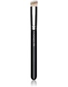 MAC Cosmetics Brush 270 Synthetic Mini Rounded Slant Brush kabuki štětec na korektor 1 ks