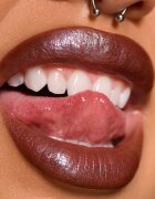MAC Cosmetics Dazzlelips Crayon třpytivá rtěnka v tužce odstín Cosmic Plum 1.5 g