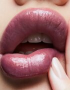 MAC Cosmetics Lipglass lesk na rty odstín Love Child 31 ml