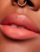 MAC Cosmetics Powder Kiss Velvet Blur Slim Stick matná hydratační rtěnka odstín Mull It Over 2 g